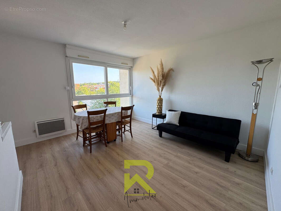 T2 + cabine rénové   résidence avec piscine et parking   richelieu - photo 6