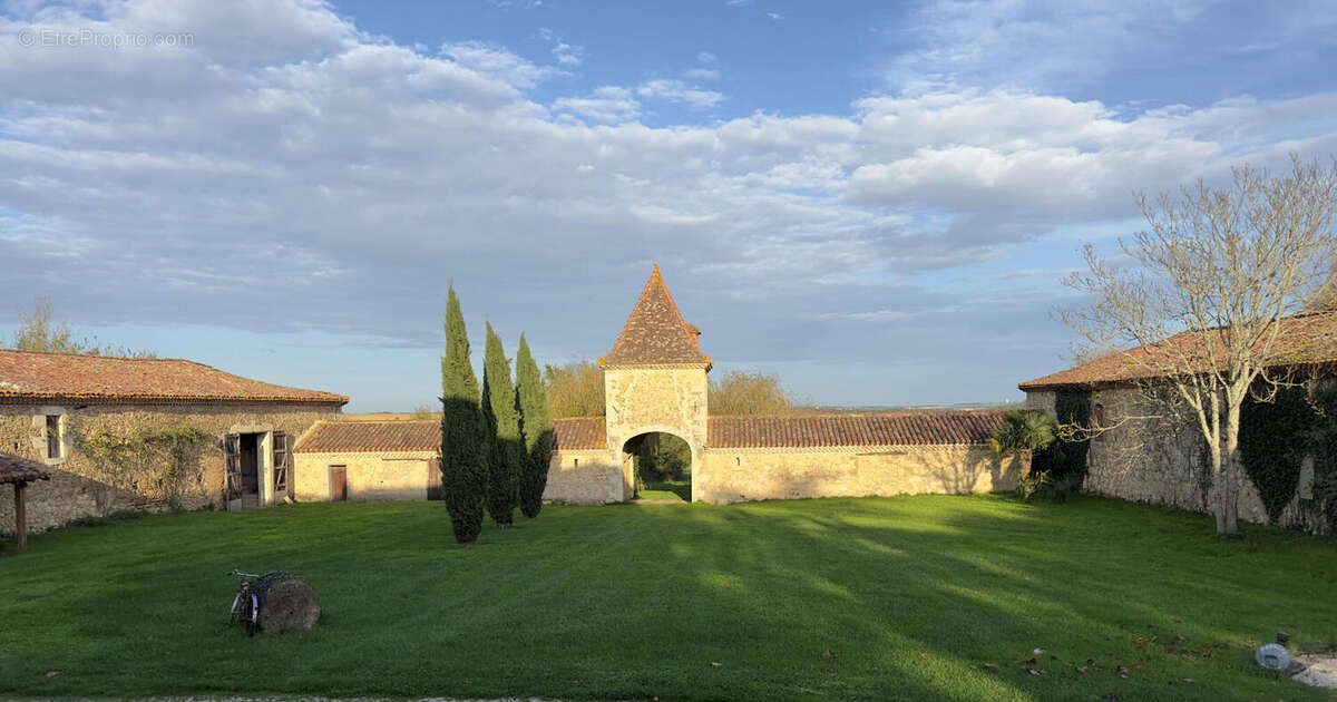 à vendre propriété sur 20 hectares proche d&#039;Auch - Maison à AUCH