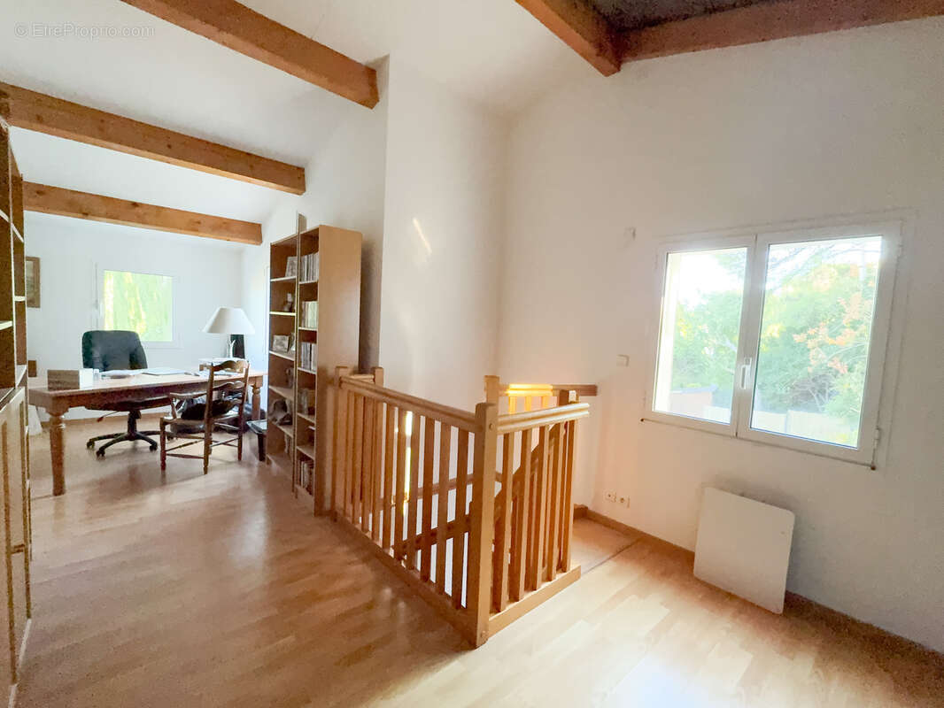 Maison à SAINT-MITRE-LES-REMPARTS