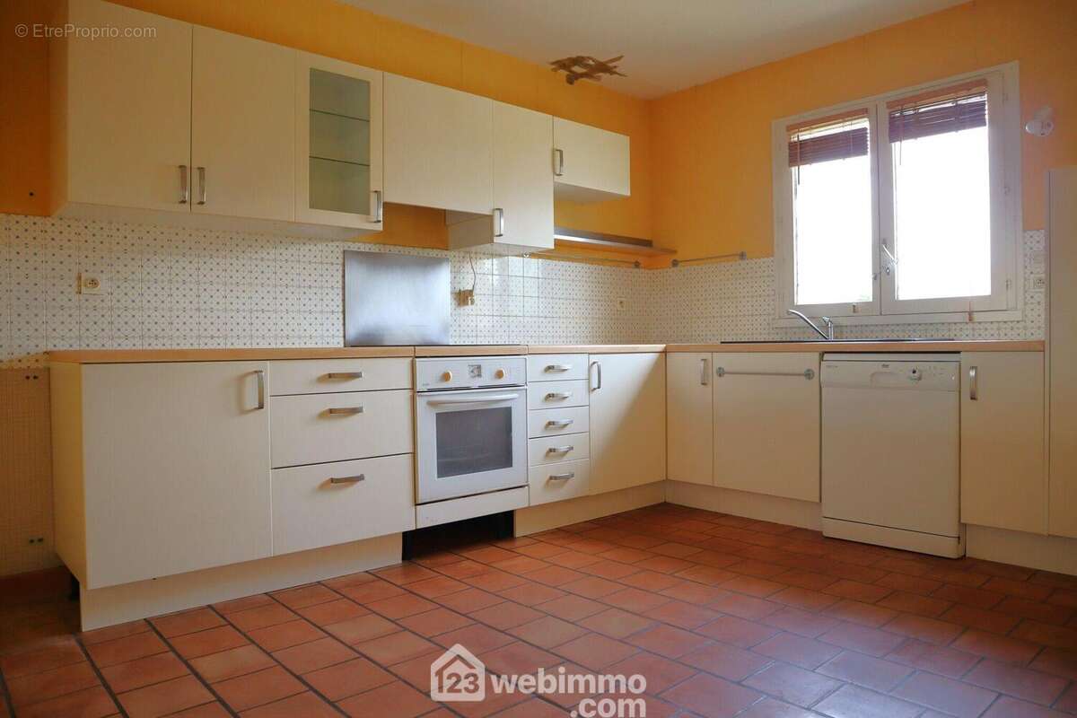 D'un côté, la cuisine aménagée de 13 m2, - Maison à LA VILLEDIEU-DU-CLAIN