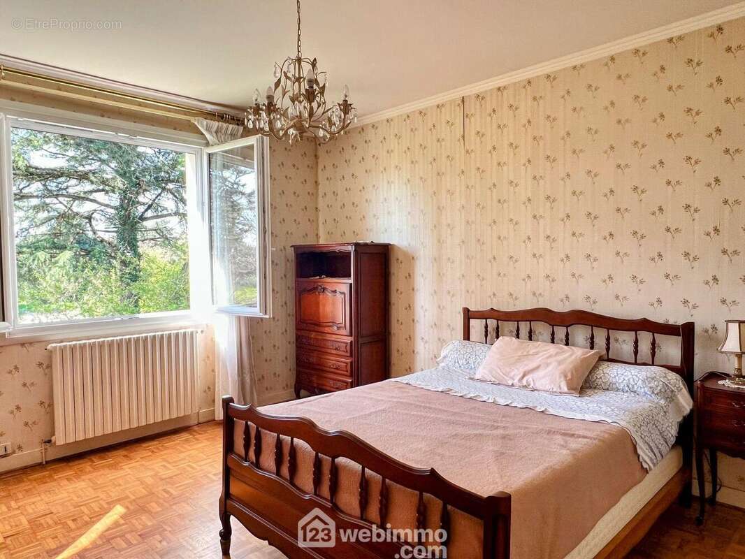 L'espace nuit est composé de 4 chambres de 16, 15, 14 et 13 m²... - Maison à ANGERS