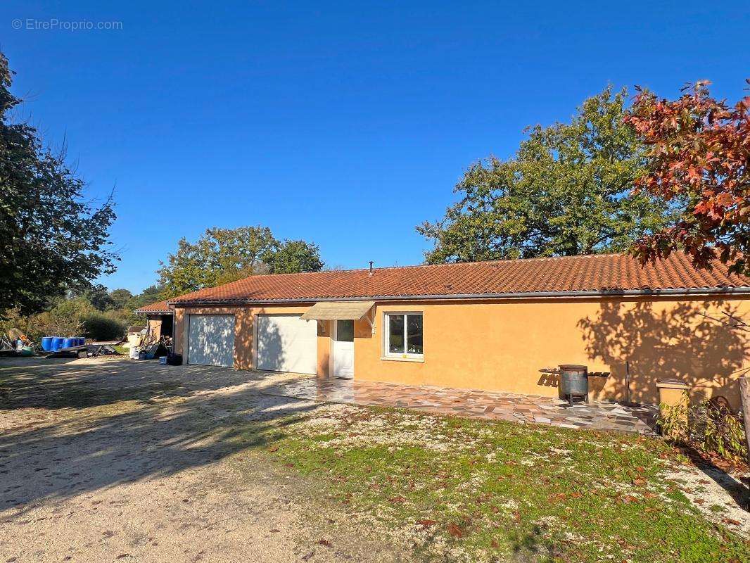 Maison à EGLISE-NEUVE-DE-VERGT