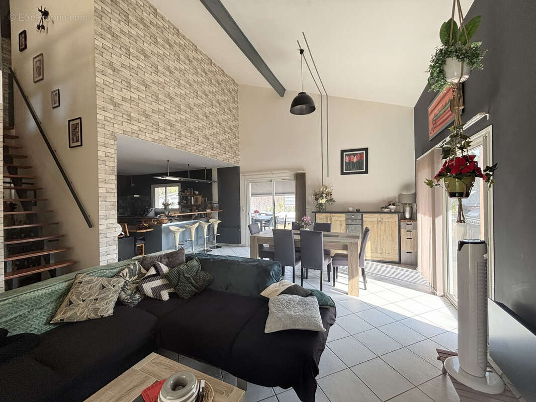 Idéalement située maison de 145m2 avec piscine - photo 6