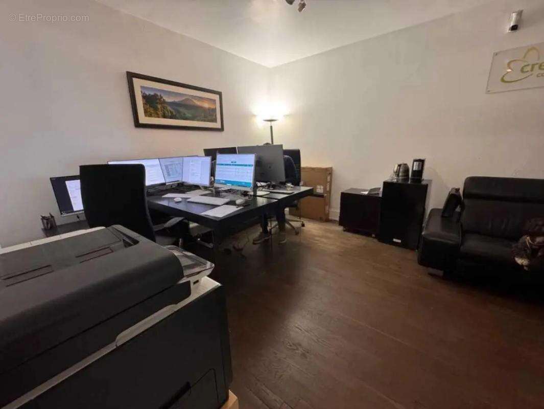 Commerce à PARIS-8E