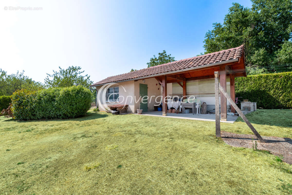 Maison de plain-pied de 105m2 avec garages, jardin et dépendances - photo 16