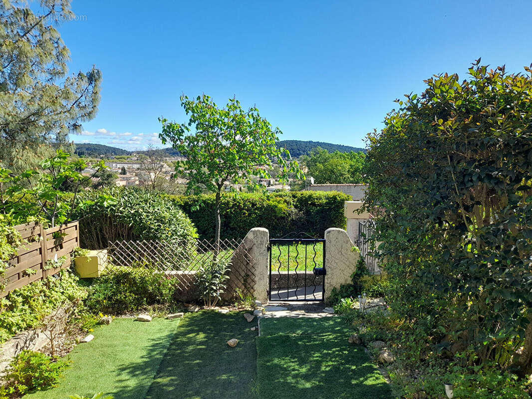Lorgues, Au calme charmant studio avec jardinet , terrasse et vue dégagée. - photo 5