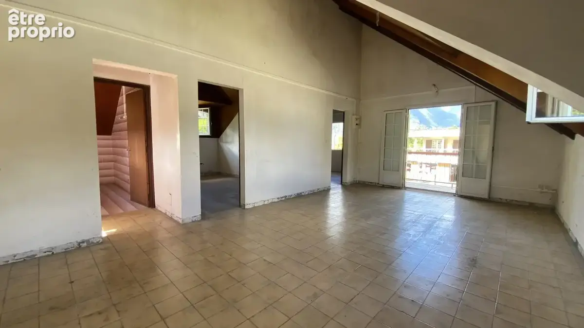Bel espace de vie à l'étage avec accès balcon