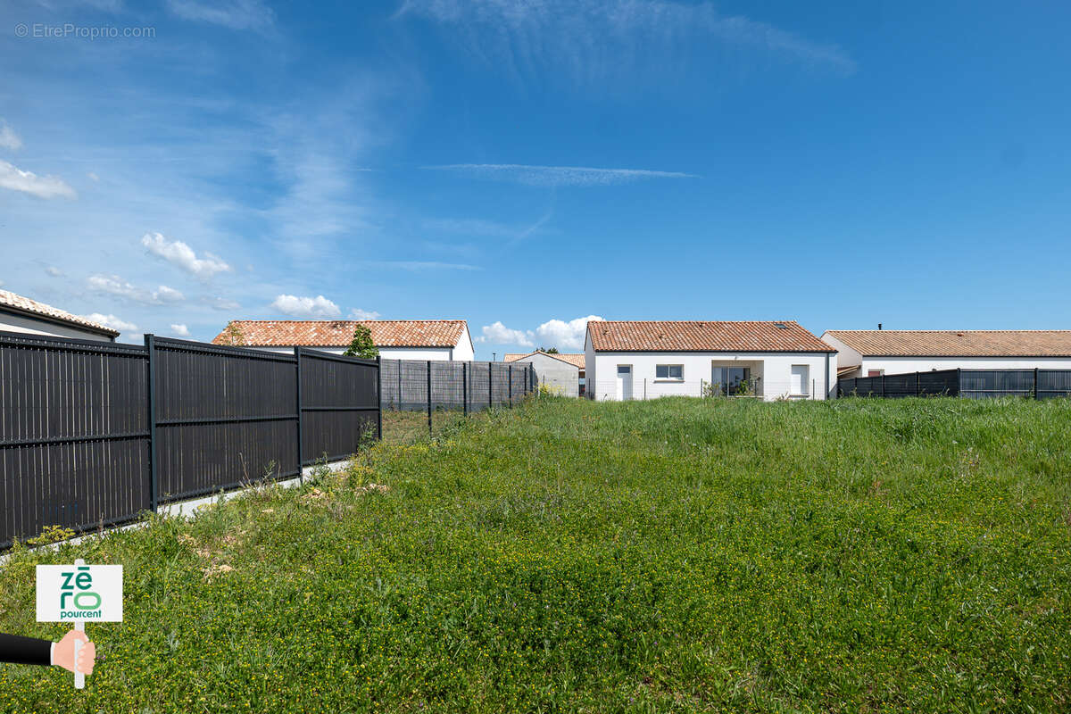 Terrain à ANGLES