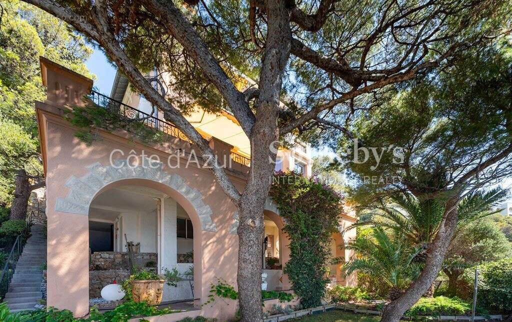 Cap de Nice, villa pieds dans l'eau de 229 m² avec accès direct à la mer et deux garages - photo 19