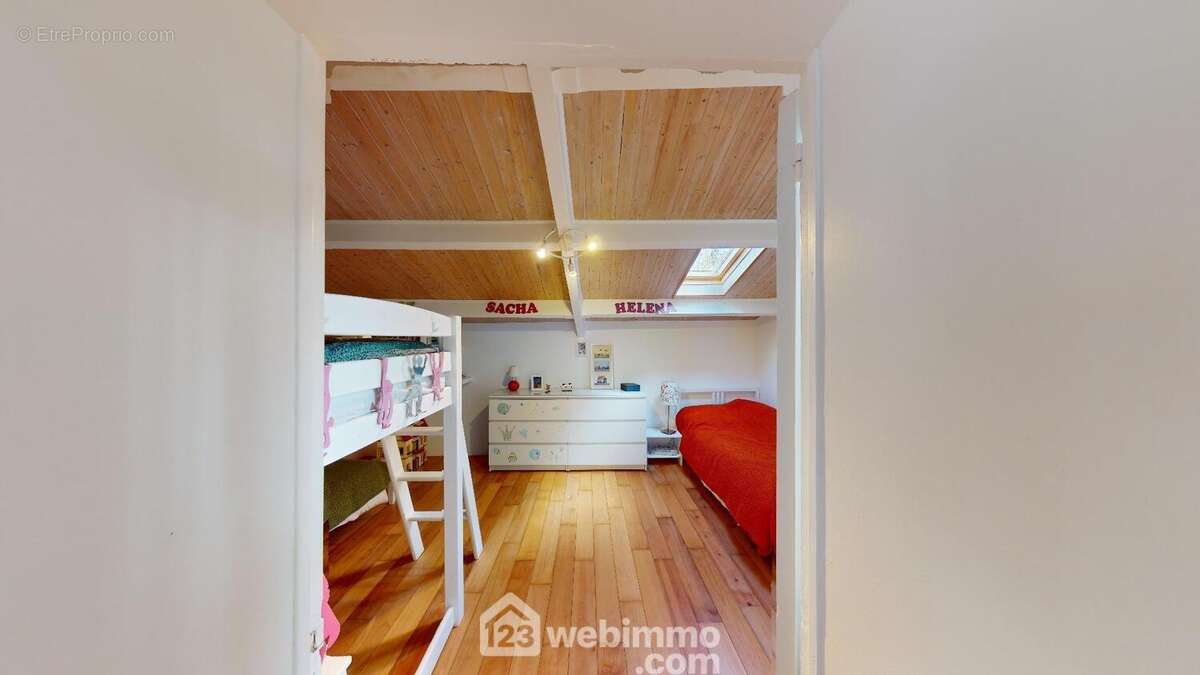 Chambre 14 m2 au RDC - Maison à POIROUX