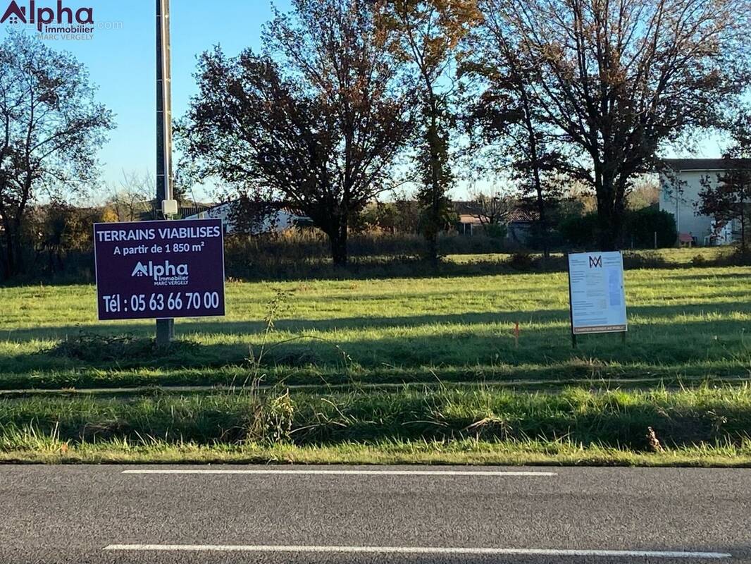 Terrain à SAINT-ETIENNE-DE-TULMONT