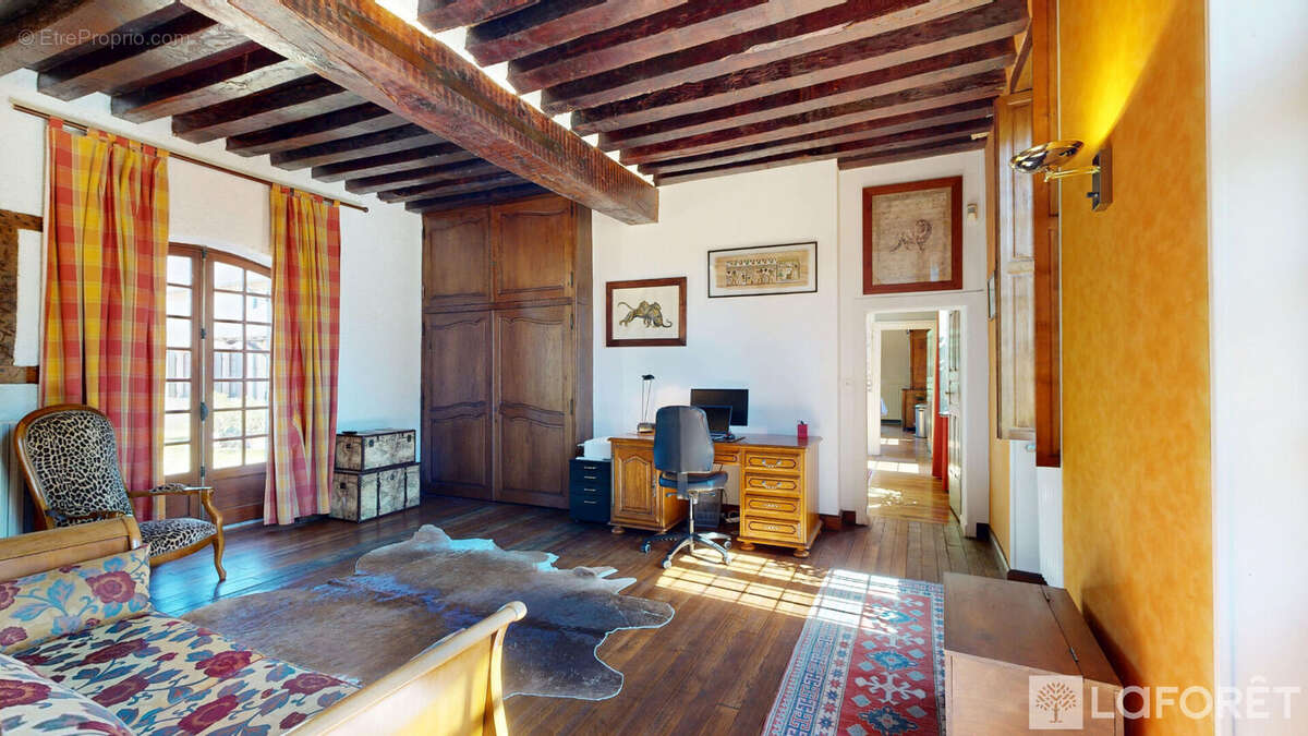 Ancienne cure du XVIIIe,  Propriété de caractère avec dépendances sur 1,7 ha - photo 4
