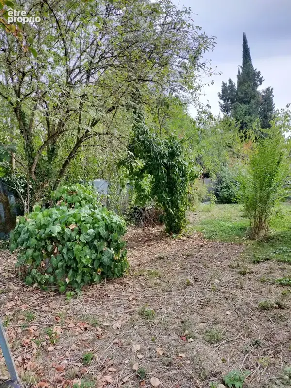 Maison sur un étage à rénover entièrement sur un terrain clôturé de 400 m2  proche de tout commerce - photo 2