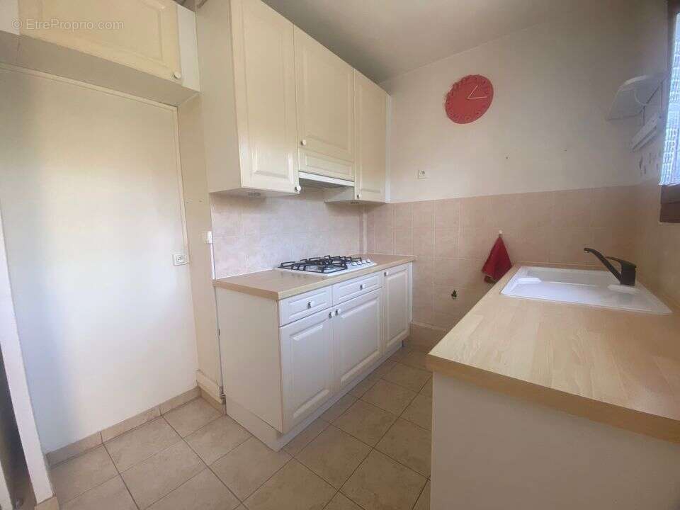 T3 + TERRASSE + LOGGIA + PLACE PARKING + CAVE / 13013 - Appartement à MARSEILLE-13E