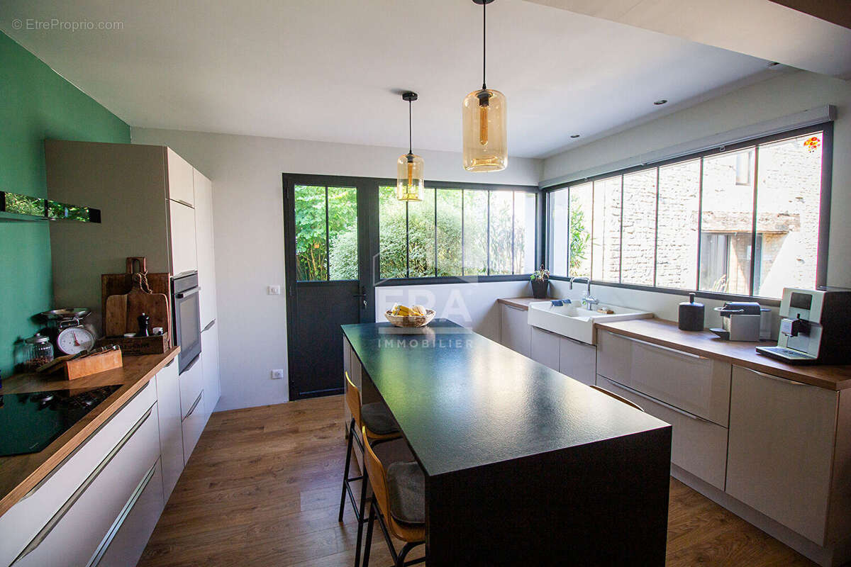 À vendre - Maison contemporaine de plain-pied avec piscine - 152 m² - Saint-Sauveur-d'Aunis - photo 5