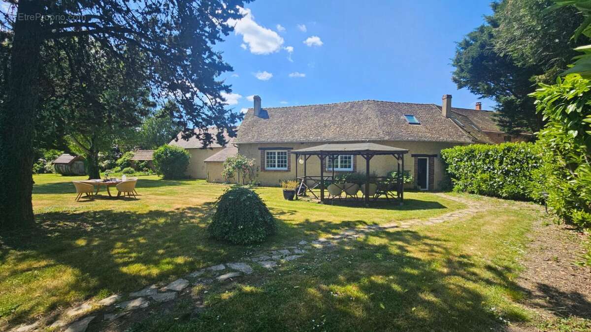 Maison à HOUDAN
