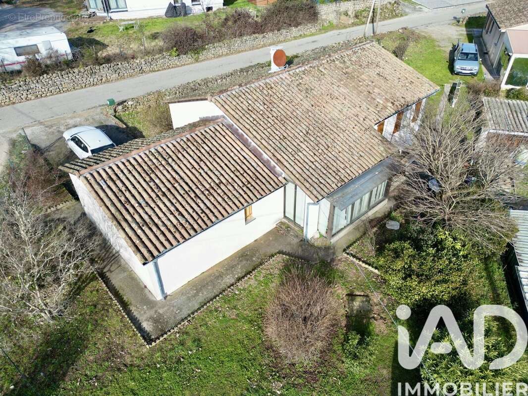 Photo 2 - Maison à CHASSIERS