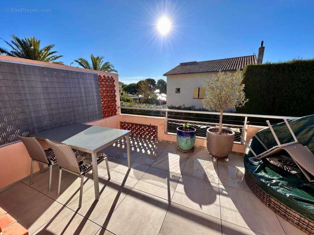 Appartement à ROQUEBRUNE-SUR-ARGENS