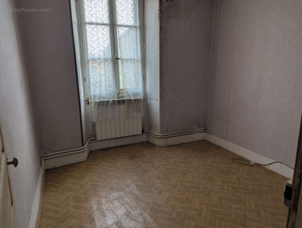 Grande maison de bourg à rénover ! - photo 9