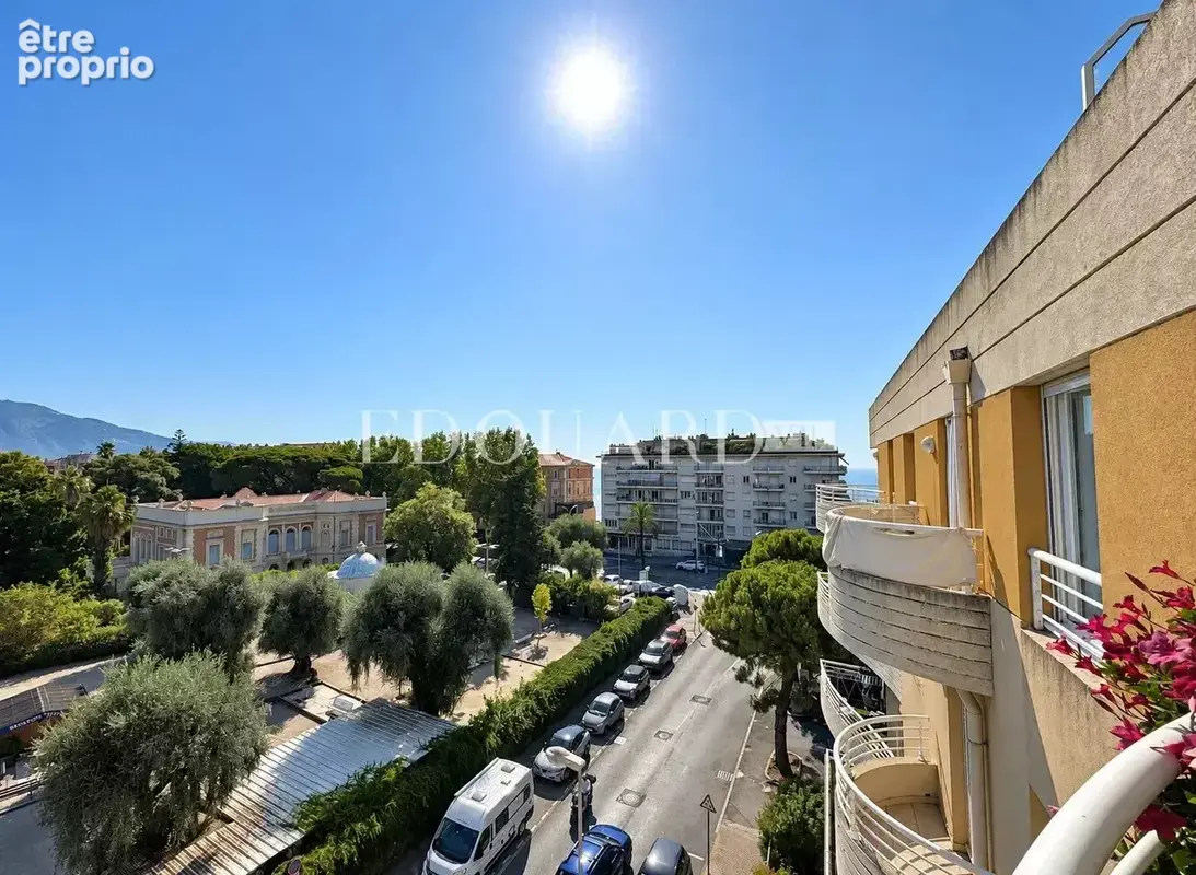 En exclusivité trois pièces à vendre avec terrasse, belle vue dégagée et garage - photo 2
