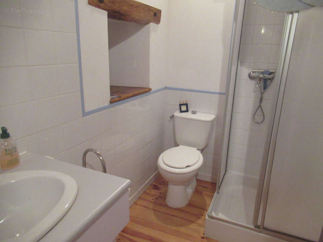 Joli corps de ferme rénové avec gîte indépendant et terrain attenant vendu entièrement meublé - photo 11