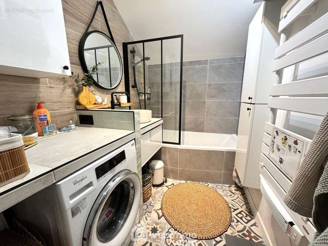 Passons à la salle de bains moderne - Appartement à BONDOUFLE