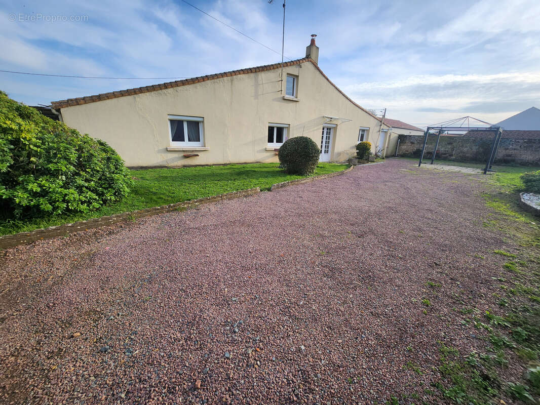 Maison à SAINTE-GEMME-LA-PLAINE