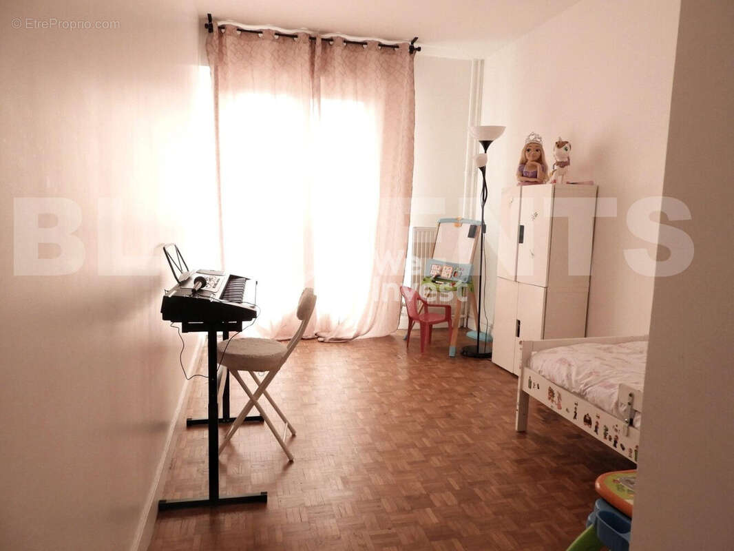 Appartement à VILLENEUVE-LA-GARENNE