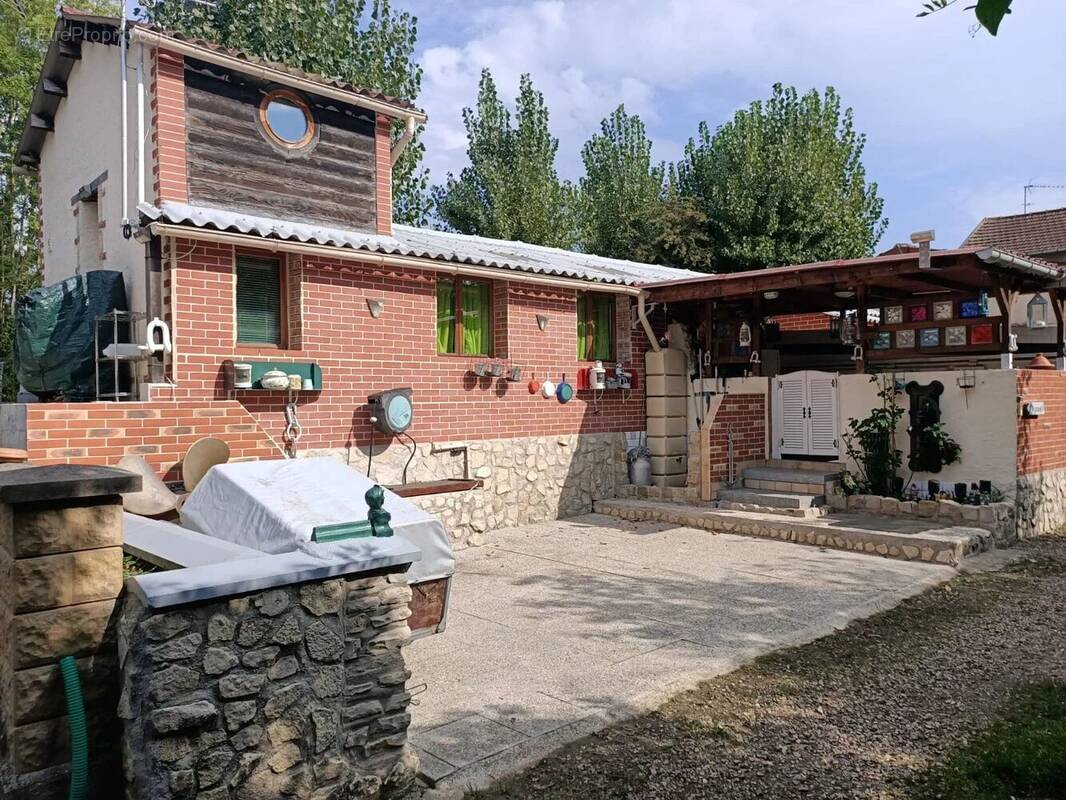 Maison à MAURECOURT