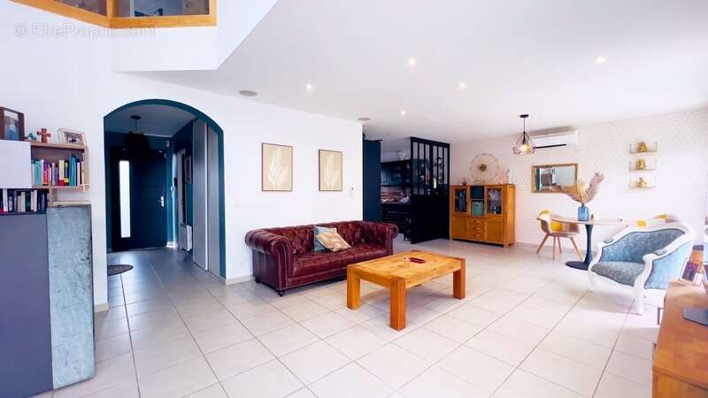 À seulement 10 min de Fronton et de Bressols - Maison Contemporaine de 153 m² - 4 chambres + bureau (5e chambre) - Piscine et te - photo 3