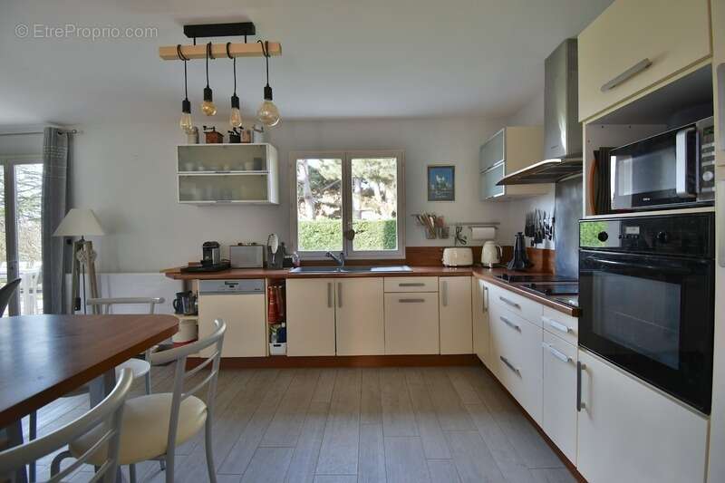 Chasselay village prisé - Maison de 155 m² - Piscine chauffée - photo 15