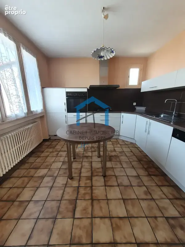 Maison sur sous-sol complet à rénover avec studio indépendant à réhabiliter, garage et terrain de 778 m2. - photo 5