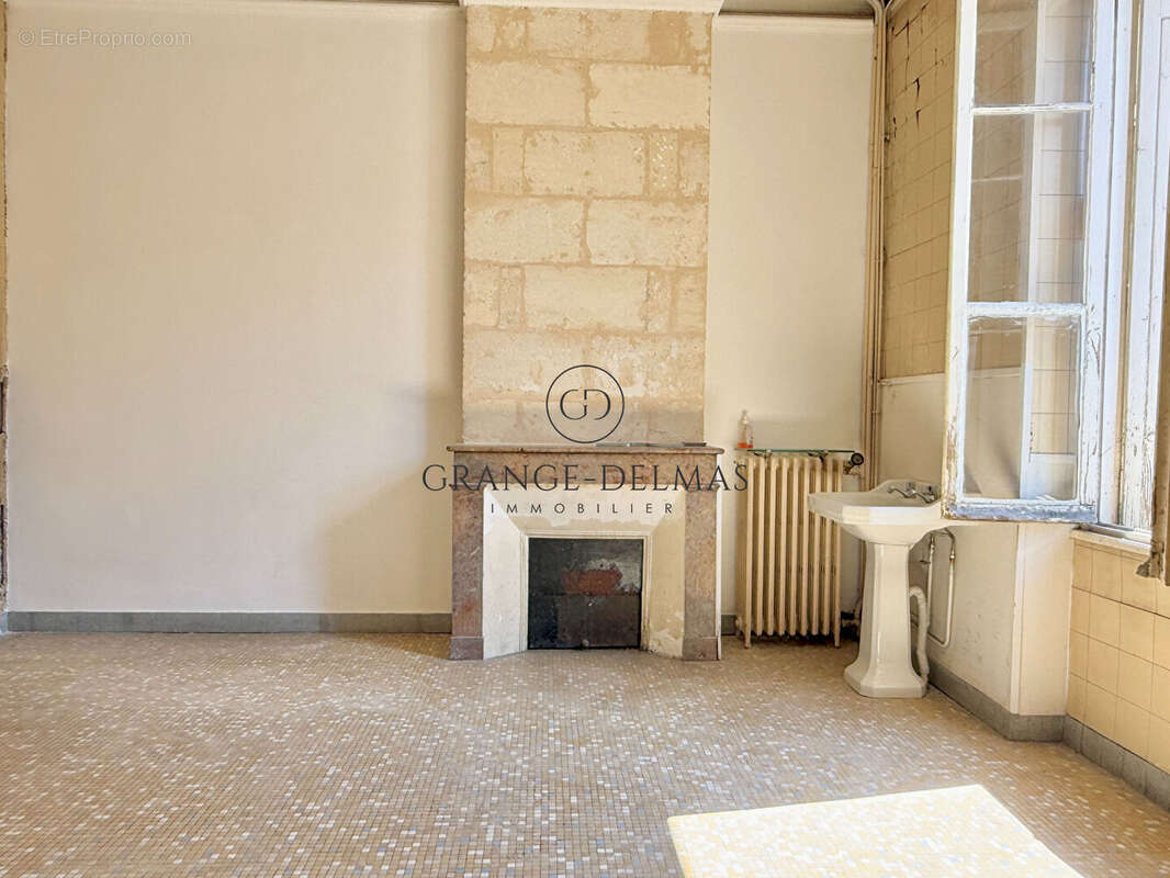 Maison en pierre R+1 avec jardin - CHARTRONS - photo 5