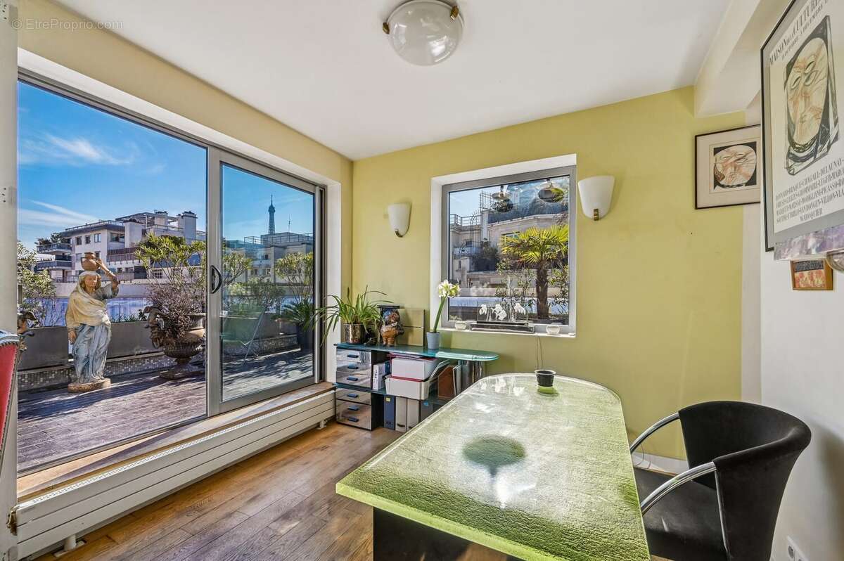 Appartement à PARIS-16E