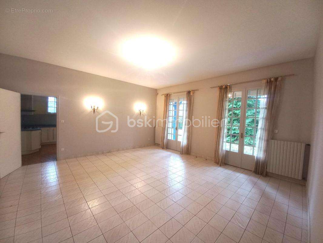 Maison traditionnelle spacieuse sur 2271 m² de terrain à Lourdes : votre havre de paix à découvrir ! - photo 7