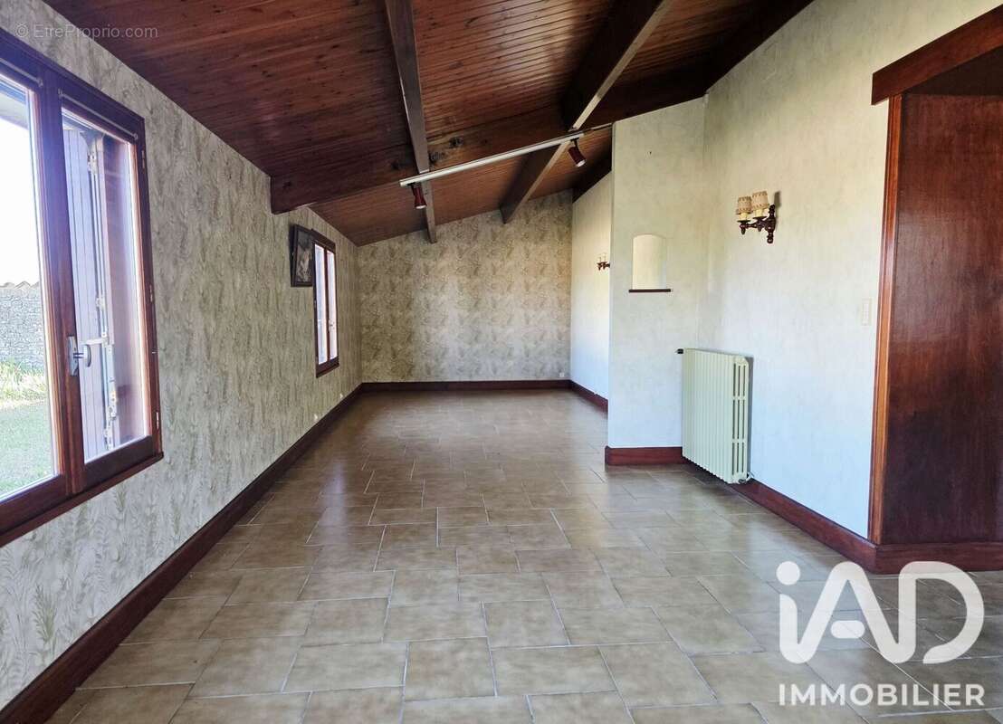 Maison 176 m² à Saint-Cybardeaux  - photo 6