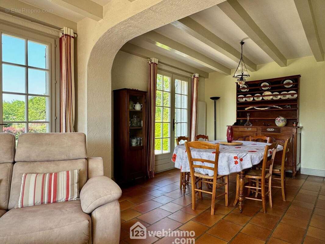 Et espace salle à manger de 13 m2, - Maison à MIGNE-AUXANCES