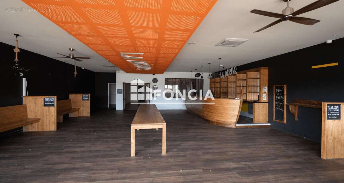 Local commercial avec parking - photo 2