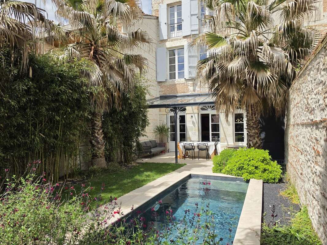 Maison bourgeoise rénovée avec jardin, piscine chauffée et vaste garage au cœur d’Agen – Lot-et-Garonne - photo 14