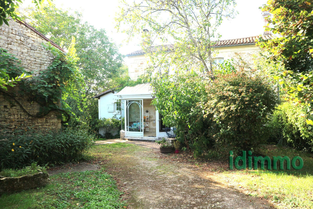 Vous aimez les vieilles pierres,la campagne..ensemble immobilier de 190 m2 avec 2 maisons sur un beau parc arb - photo 5