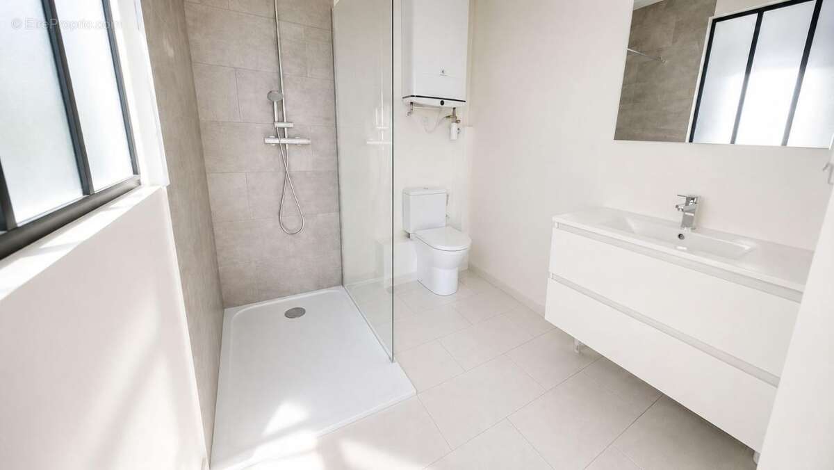 A vendre studio neuf de 27 m² dans petite copropriété proche du centre ville avec place de parking privative - photo 3