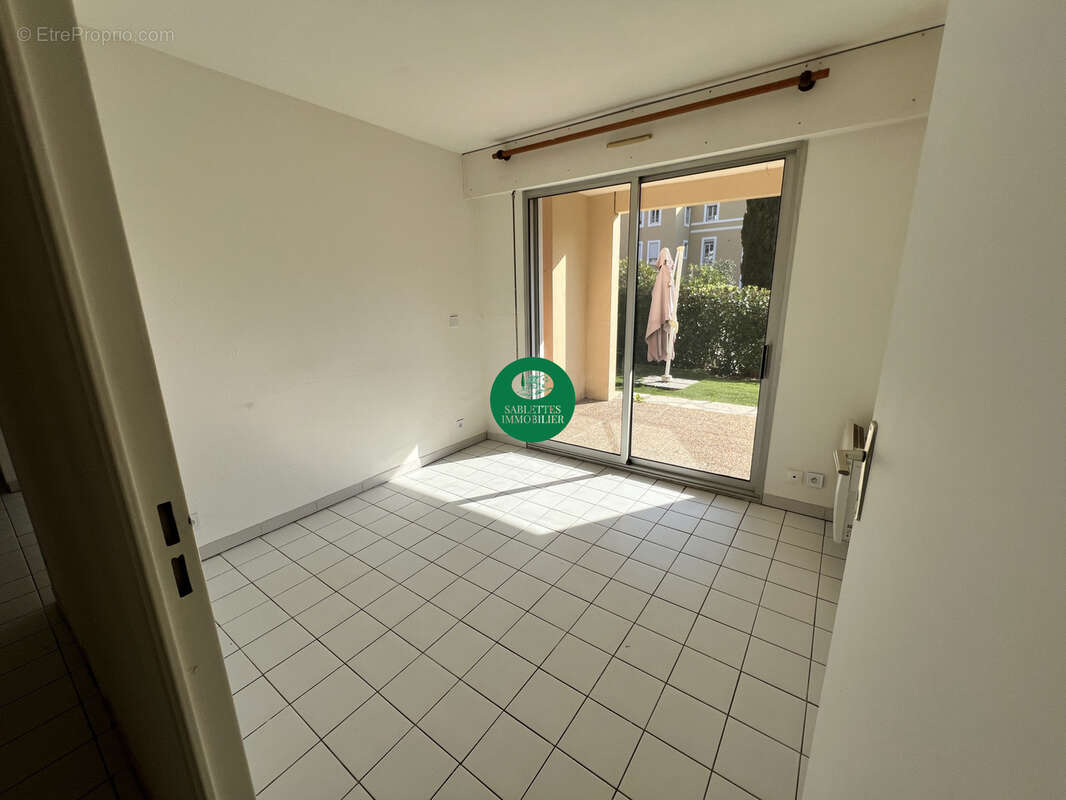 Rez-de-jardin 3 pièces au calme dans résidence sécurisée avec piscine - photo 6