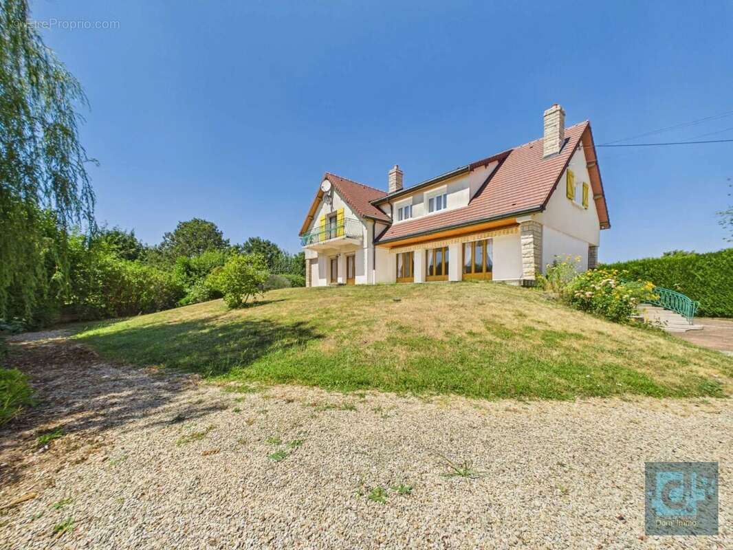 En exclusivité, élégance et caractère pour cette maison familiale - photo 3
