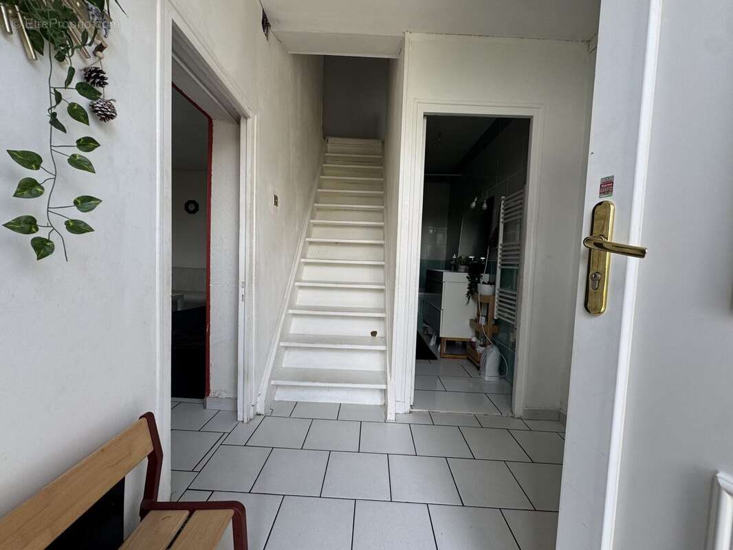 Maison à SAINT-CLEMENT-DE-REGNAT