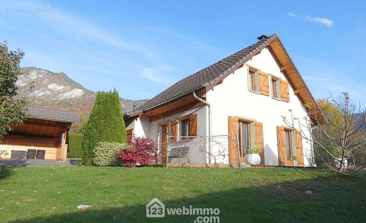 Située dans le secteur très apprécié de Pussiez, cette maison de 89 m² offre un environnement calme et agréable. - Maison à UGINE