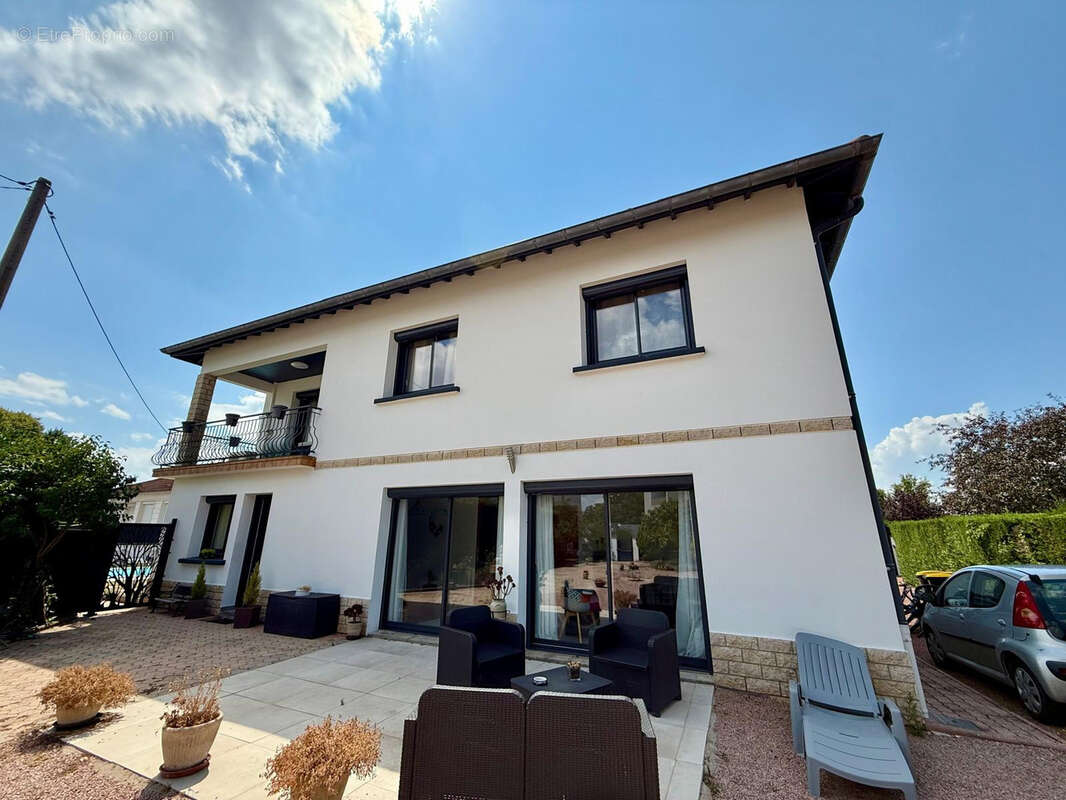 Maison familiale 6 chambres avec appartement indépendant, piscine et grand garage à Mably - photo 2