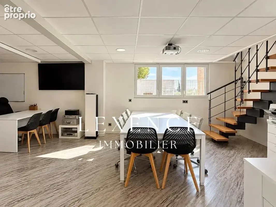 Local professionnel 155m² à La Fare les Oliviers - photo 6