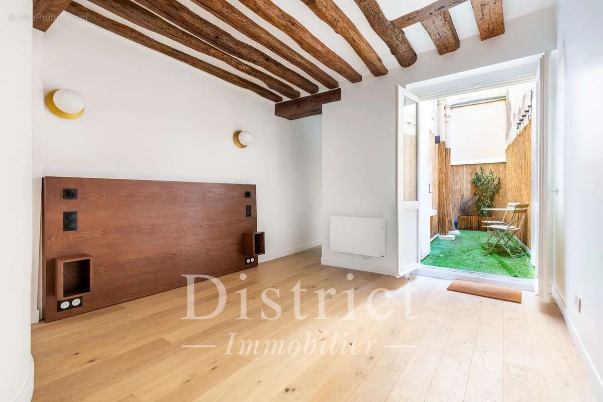 Hôtel de Ville - Rambuteau / Appartement rénové de 45 m² avec terrasse - photo 5