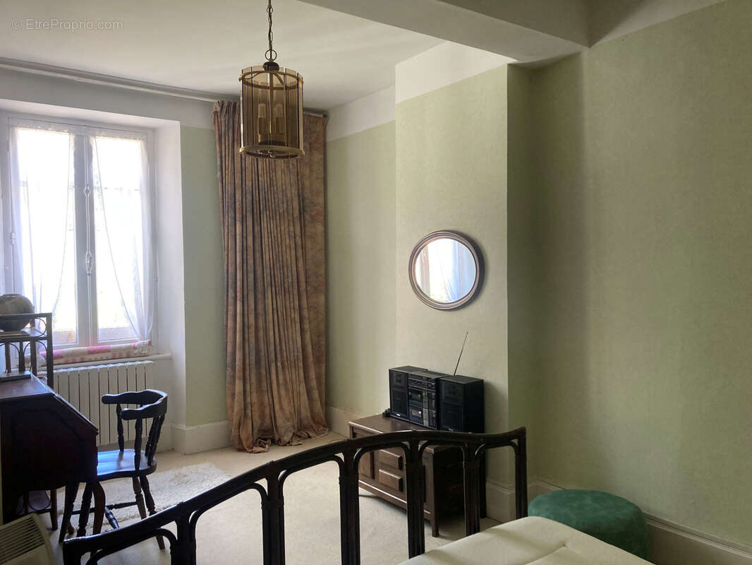 dans village vivant, charmante maison en bon état avec jardin, atelier, et garage. - photo 13