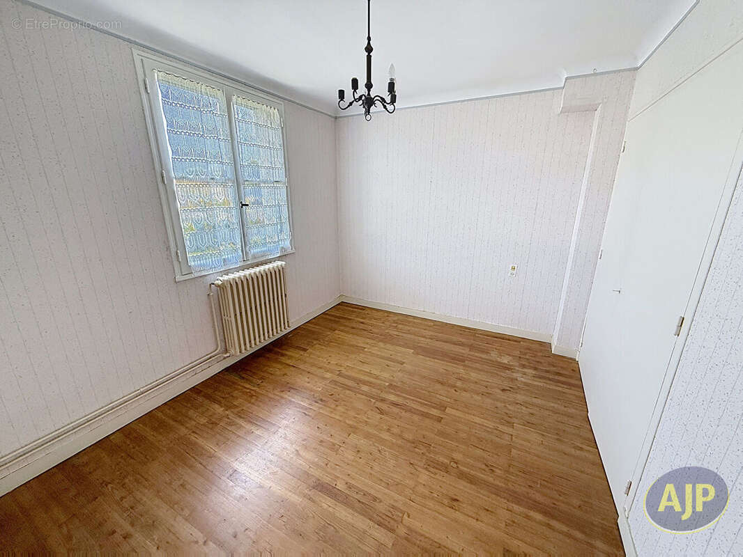 Maison à SAINT-MACAIRE-EN-MAUGES